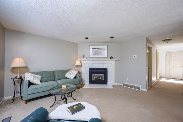 5 Harbor Hill Dr 5, Bourne, MA 02532