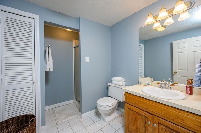 5 Harbor Hill Dr 5, Bourne, MA 02532