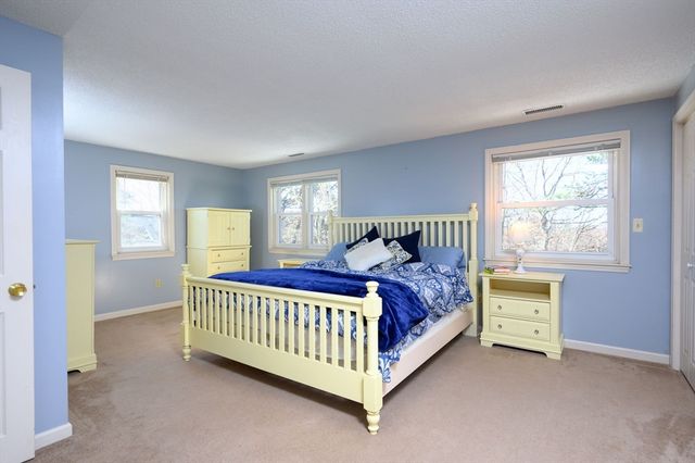 5 Harbor Hill Dr 5, Bourne, MA 02532