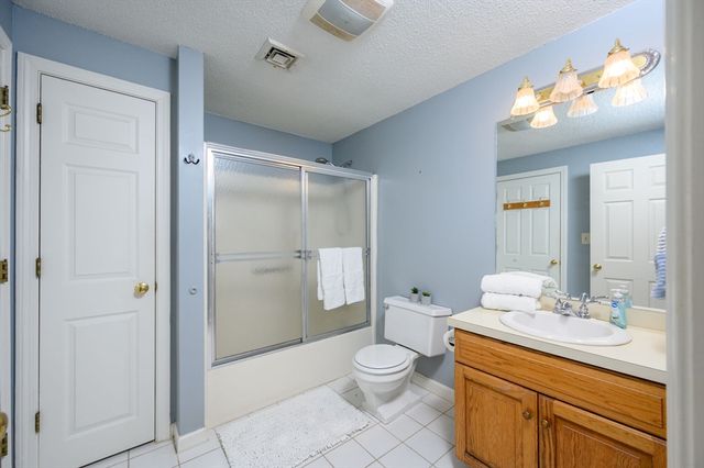 5 Harbor Hill Dr 5, Bourne, MA 02532