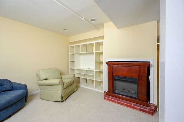 5 Harbor Hill Dr 5, Bourne, MA 02532