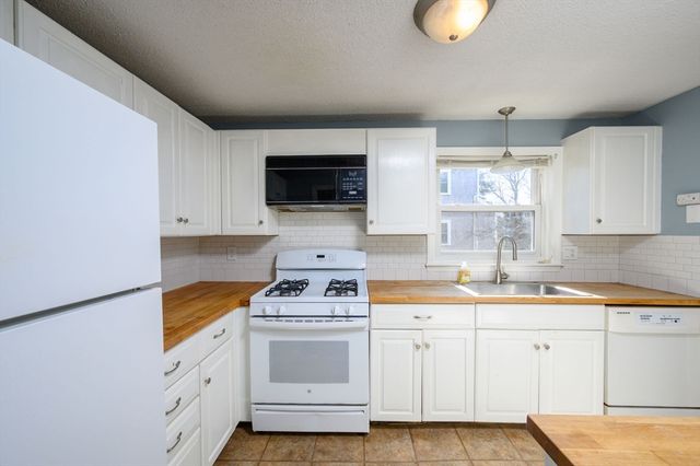 5 Harbor Hill Dr 5, Bourne, MA 02532