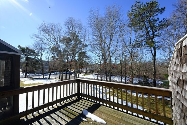 5 Harbor Hill Dr 5, Bourne, MA 02532