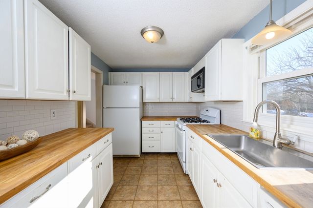 5 Harbor Hill Dr 5, Bourne, MA 02532