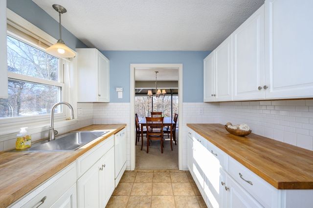 5 Harbor Hill Dr 5, Bourne, MA 02532