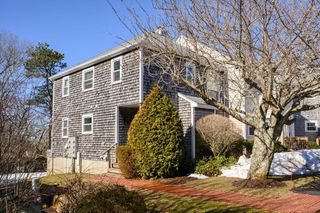 5 Harbor Hill Dr 5, Bourne, MA 02532
