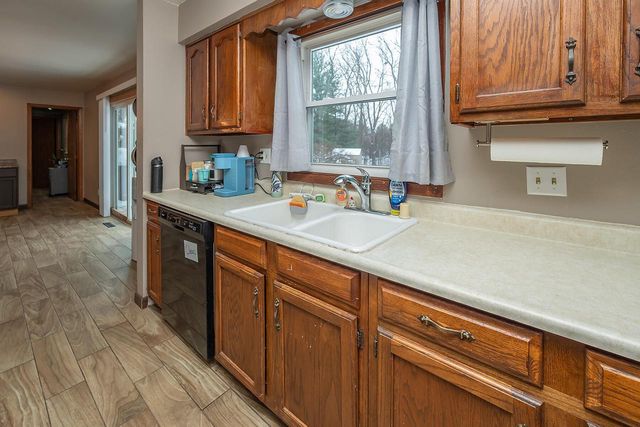 517 Fox Knoll DRIVE, Waterford, WI 53185