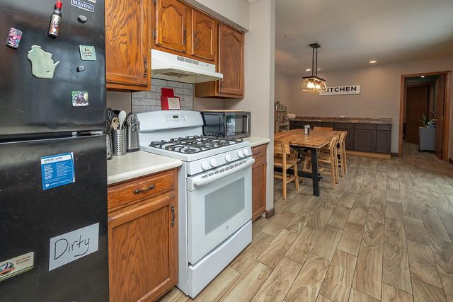 517 Fox Knoll DRIVE, Waterford, WI 53185