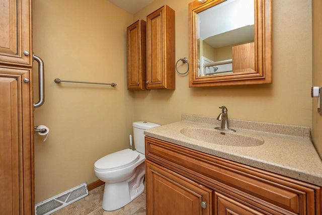 517 Fox Knoll DRIVE, Waterford, WI 53185