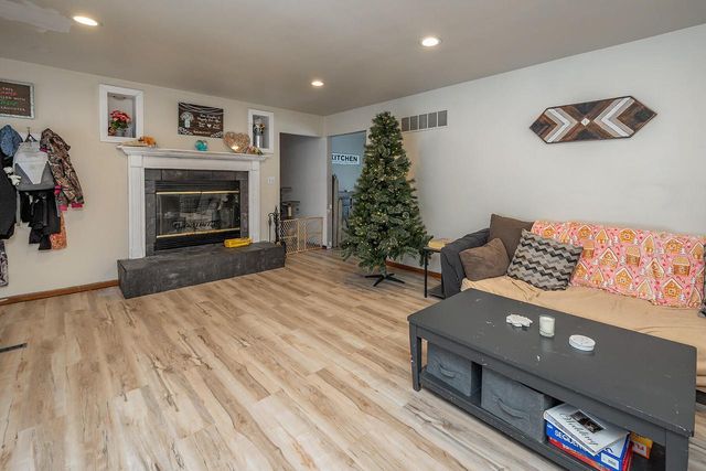 517 Fox Knoll DRIVE, Waterford, WI 53185