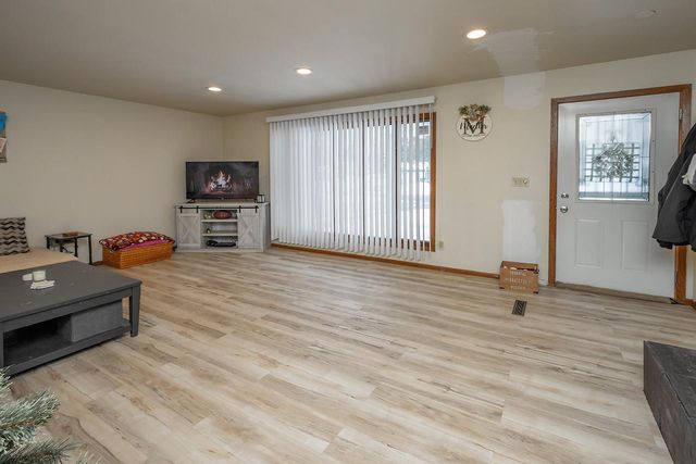 517 Fox Knoll DRIVE, Waterford, WI 53185