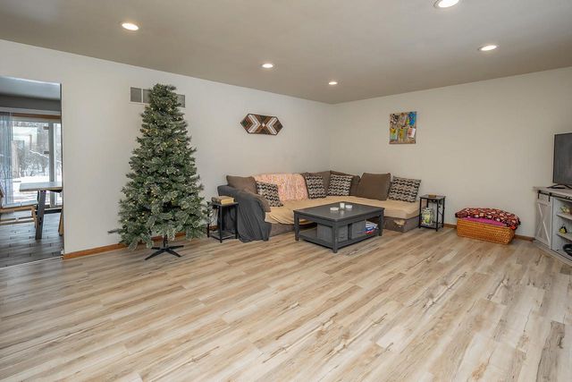 517 Fox Knoll DRIVE, Waterford, WI 53185