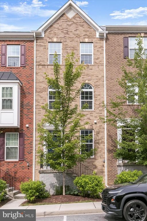 Image 2 of property listing at 4709 CREST VIEW DR, Hyattsville, MD 20782