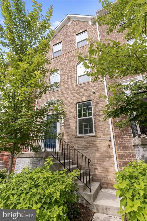 Image 4 of property listing at 4709 CREST VIEW DR, Hyattsville, MD 20782