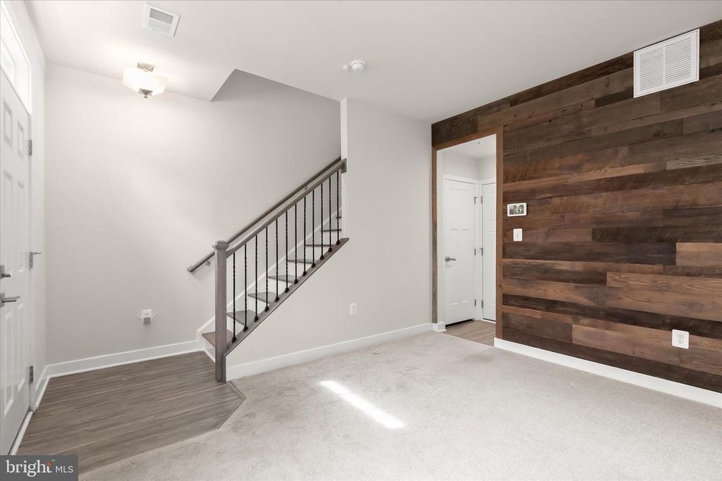 Image 8 of property listing at 4709 CREST VIEW DR, Hyattsville, MD 20782