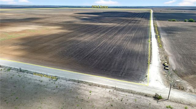 109 County Road 385, George West, TX 78022