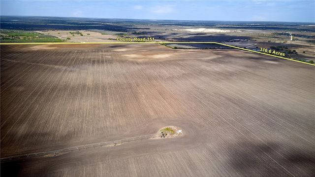 109 County Road 385, George West, TX 78022