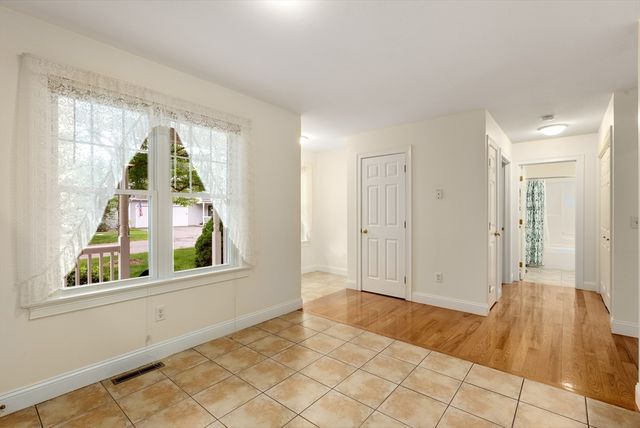22 Pomeroy Meadow Rd 4, Southampton, MA 01073