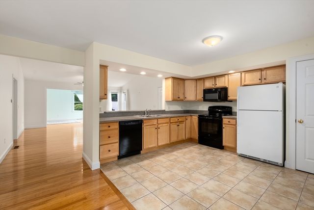 22 Pomeroy Meadow Rd 4, Southampton, MA 01073