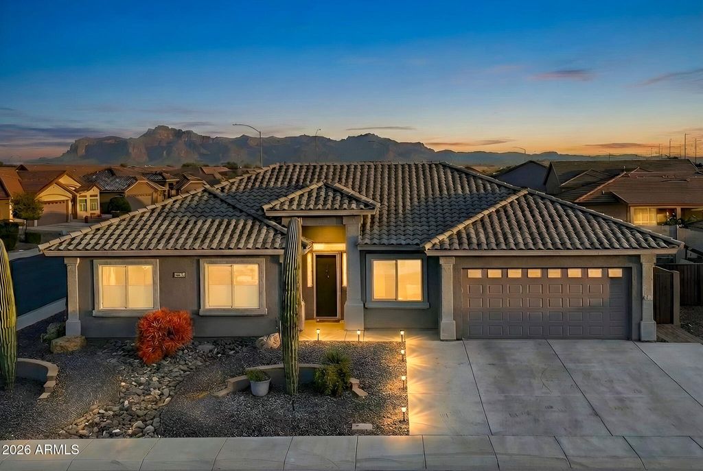 Image 1 of property listing at 3041 S LINDENWOOD Circle, Mesa, AZ 85212