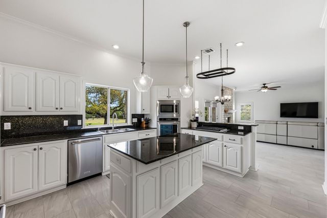 900 Canyonwood DR, Dripping Springs, TX 78620