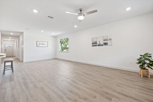 212 Florenz LN, Georgetown, TX 78628