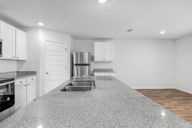 5631 Guinevere Ln, Milton, FL 32583