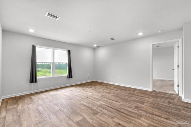 5631 Guinevere Ln, Milton, FL 32583