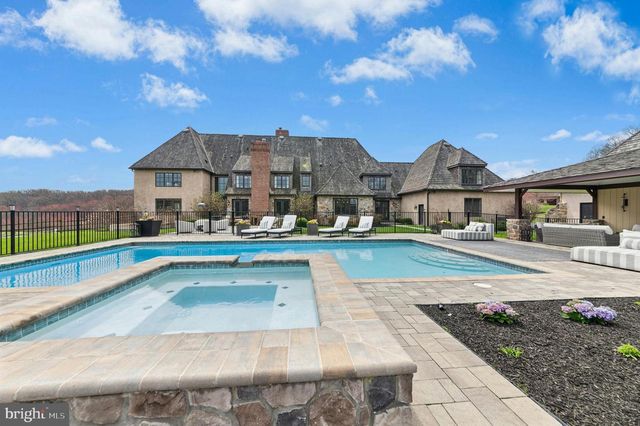 2214 N MELROSE LN, Bethlehem, PA 18015