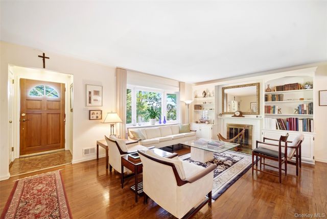 5 Roxbury Road, Port Washington, NY 11050