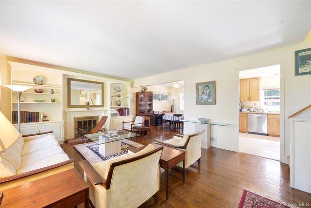 5 Roxbury Road, Port Washington, NY 11050