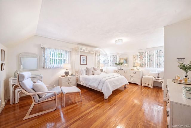 5 Roxbury Road, Port Washington, NY 11050