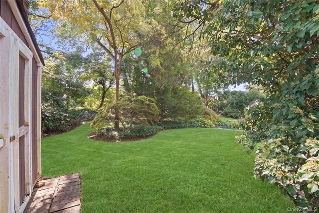 5 Roxbury Road, Port Washington, NY 11050