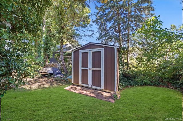 5 Roxbury Road, Port Washington, NY 11050