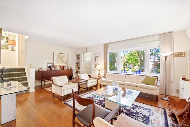 5 Roxbury Road, Port Washington, NY 11050