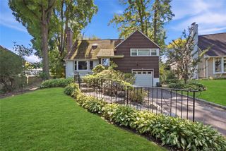 5 Roxbury Road, Port Washington, NY 11050