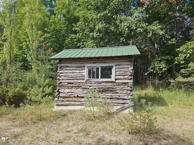 928 Pilgrim Highway, Frankfort, MI 49635