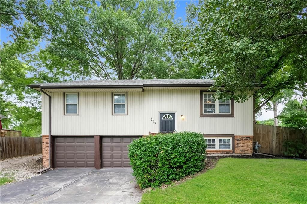 209 Valley Drive, Grain Valley, MO 64029
