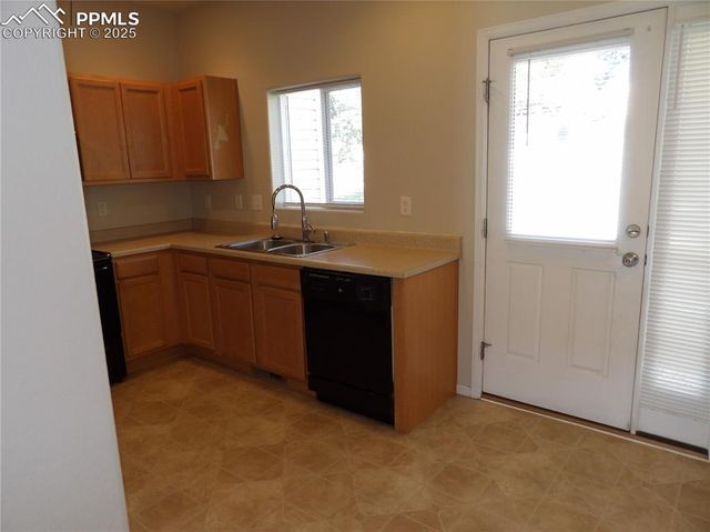 2163 Squawbush Ridge Grove, Colorado Springs, CO 80910