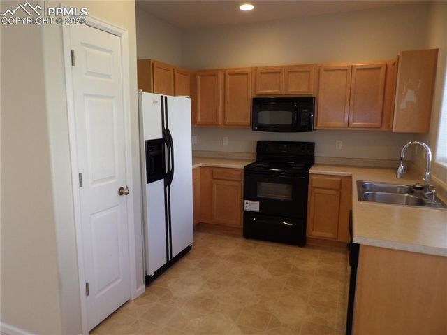 2163 Squawbush Ridge Grove, Colorado Springs, CO 80910