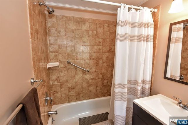 7 Lafayette Place, Waldwick, NJ 07463