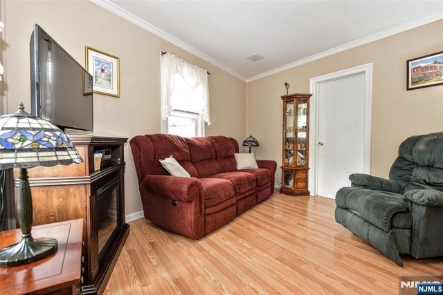 7 Lafayette Place, Waldwick, NJ 07463