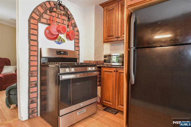 7 Lafayette Place, Waldwick, NJ 07463