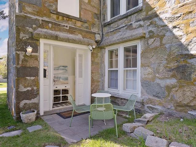 77 Coggeshall Avenue G, Newport, RI 02840