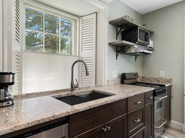 77 Coggeshall Avenue G, Newport, RI 02840