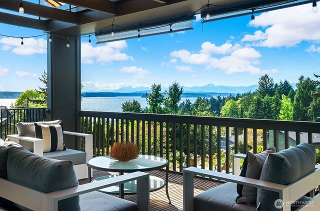 8627 Fauntlee Crest SW, Seattle, WA 98136