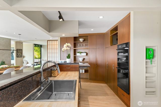 8627 Fauntlee Crest SW, Seattle, WA 98136