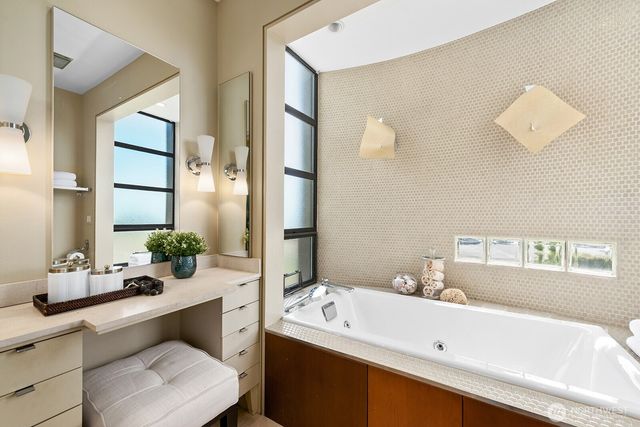 8627 Fauntlee Crest SW, Seattle, WA 98136