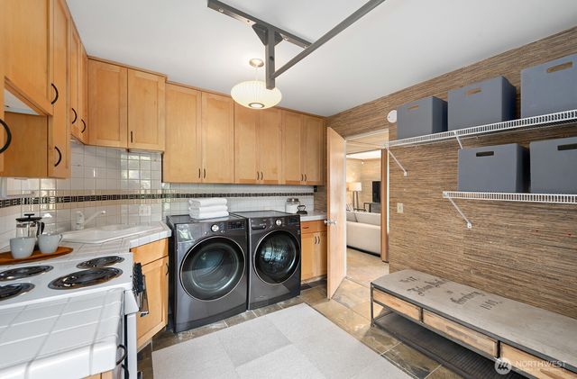8627 Fauntlee Crest SW, Seattle, WA 98136