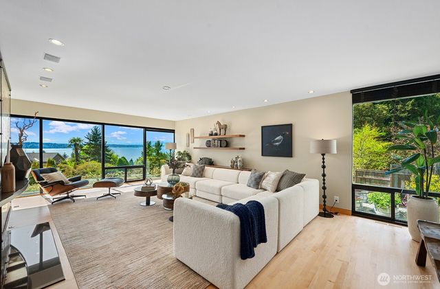8627 Fauntlee Crest SW, Seattle, WA 98136